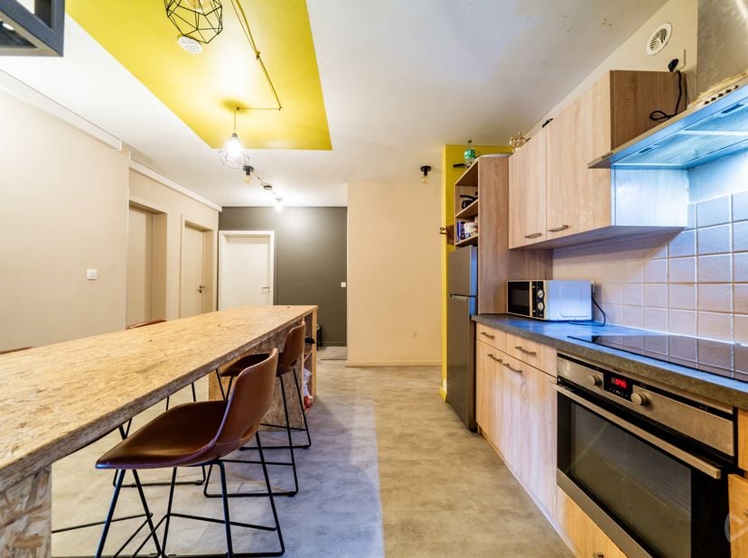 We Invest SUD-LUXEMBURG biedt u dit opbrengstappartement aan, ideaal gelegen in het stadscentrum van Aarlen, op de 2de verdieping van een mede-eigendo