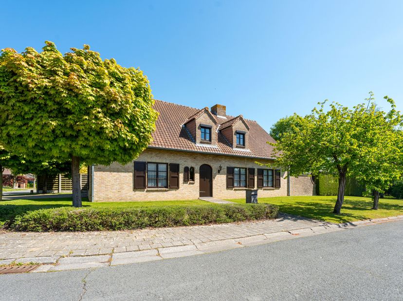 Deze zeer goed onderhouden alleenstaande woning op 598 m2 is gelegen in een rustige residentiële woonomgeving.<br />
We betreden de gelijkvloerse verd