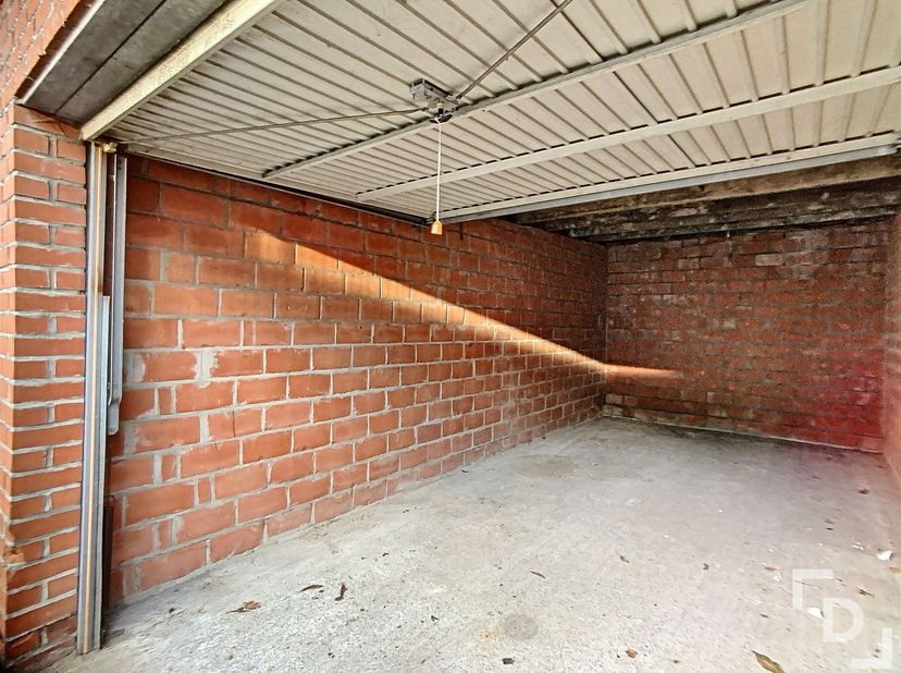Garage te koop vlakbij het station van Ieper!<br />
<br />
SPECIFICATIES<br />
- Manuele poort<br />
- Geen elektriciteit of water<br />
<br />