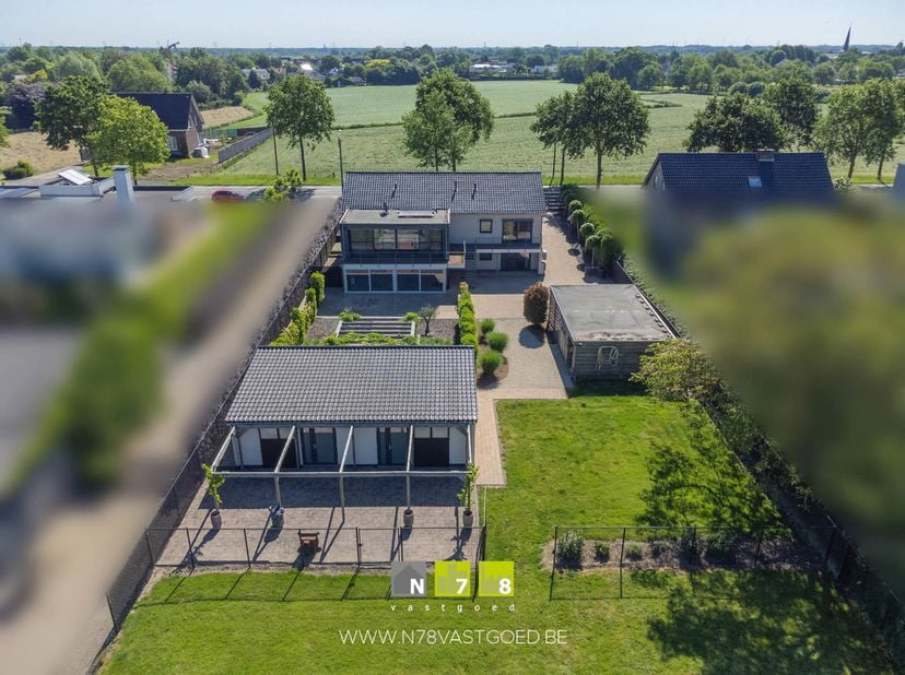 VRIJSTAANDE WONING MET 4 SLAAPKAMERS EN WEIDE OP EEN RIANT PERCEEL VAN 20A 59CA TE MAASEIK<br />
TROEVEN<br />
- Gunstige ligging nabij het stadscentr
