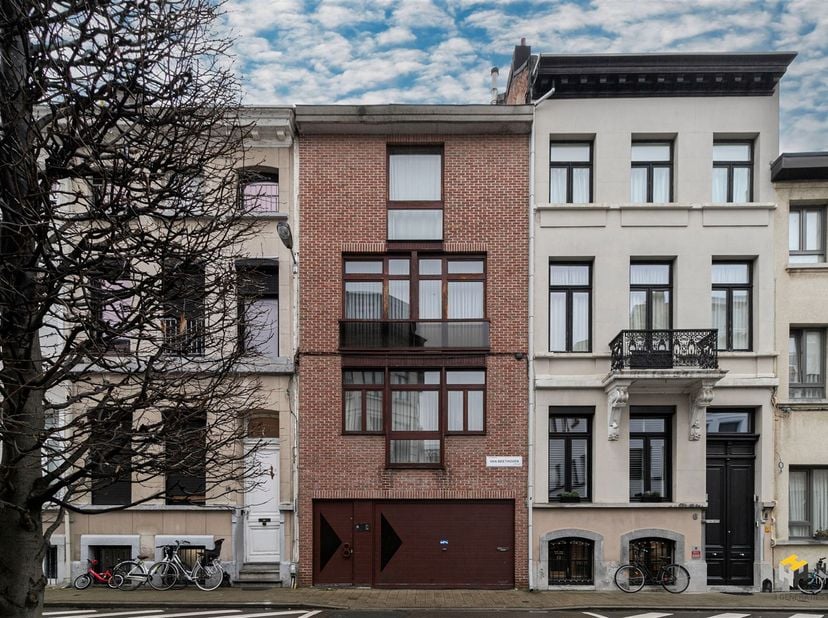Ruime stadswoning (364m²) met 7 slaapkamers, 3 badkamers en buitenruimte (30 m²) in Antwerpen (2018).<br />
<br />
In de Van Beethovenstraat is het