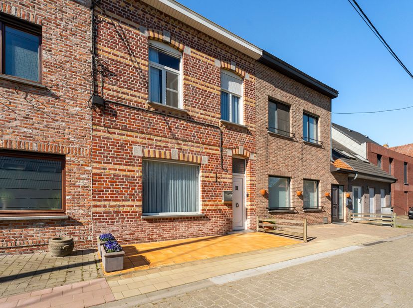 Deze gezellige en verzorgde woning is rustig gelegen in een doodlopende straat, op korte afstand van het centrum van Ieper. Winkels, scholen, sportfac