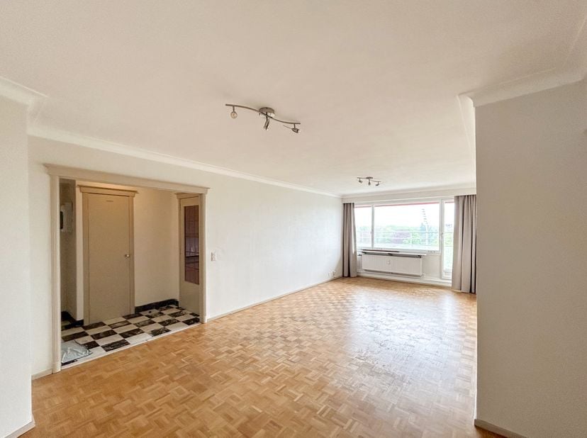 Gunstig en centraal gelegen 2 slaapkamer appartement met ruim terras en privé kelderberging. Gelegen in de stadsrand op de negende verdieping van Resi
