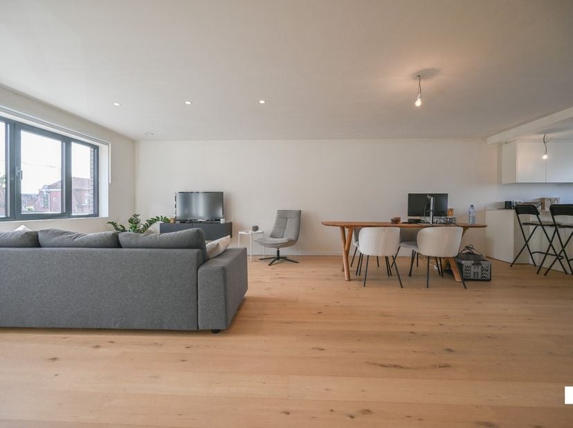 Ontdek dit lichtrijke, energiezuinige appartement met inpandige garage op de eerste verdieping van een zeer rustig gebouw (bestaande uit twee wooneenh