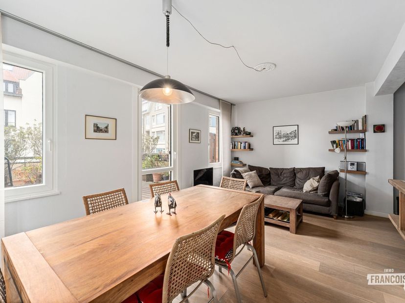 Op een absolute toplocatie, vlak achter de Zeedijk van De Haan, bevindt zich dit lichtrijke en gezellige appartement op de eerste verdieping. Dankzij
