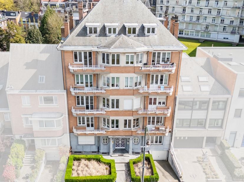 We Invest Ixelles nodigt u uit om dit prachtige karaktervolle appartement te ontdekken – Roosevelt / Avenue de la Forêt: In de zeer gewilde wijk Roose