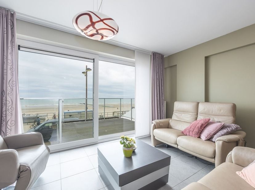 Prachtige appartement op de eerste verdieping van Residentie Chablis. Het spectaculaire uitzicht op de zeedijk en de Noordzee vormt ongetwijfeld de gr