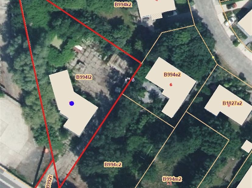 Stuk grond met bureel<br />
Deze grond van +-1.233 m² met bestaand bureel (EPC-label E) biedt volop mogelijkheden om uw droomproject te realiseren. O