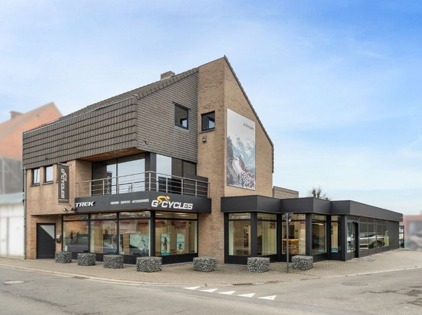 Vous recherchez un emplacement visible pour votre commerce ou showroom ? Ce bien situé sur lEdingseweg à Grammont combine espace, accessibilité et vis
