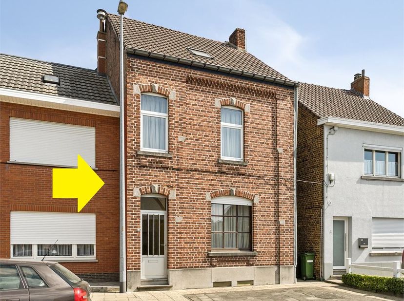 In een rustige buurt, doodlopende straat goed gelegen BURGERWONING met tuin.De woning is ingedeeld met gang/inkom met trap - ruime living - aansluiten