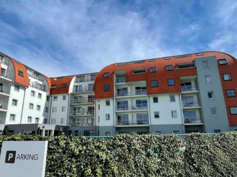 Interessante VASTGOEDINVESTERING - Ruime en volledig ingerichte Familiesuite-Appartement te koop in Holiday Suites Zeebrugge!<br />
De ruime suite is