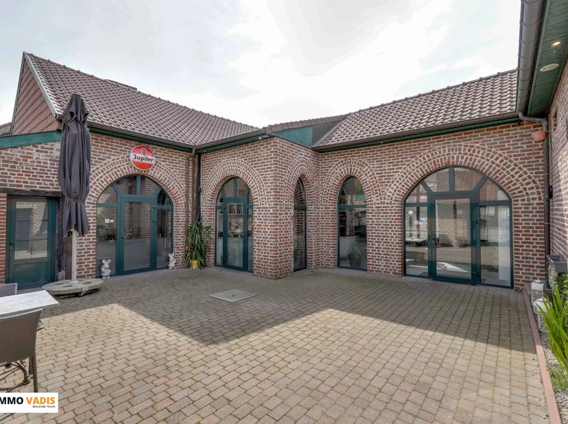 Op een zichtbare locatie langs de Beverststraat bevindt zich dit veelzijdige handelshuis met tal van mogelijkheden voor zelfstandigen, investeerders o