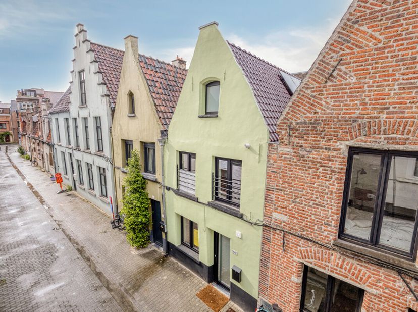 Welkom in deze charmante woning met authentieke gevel in het historische centrum van Gent. Deze topligging biedt het beste van twee werelden: de rust