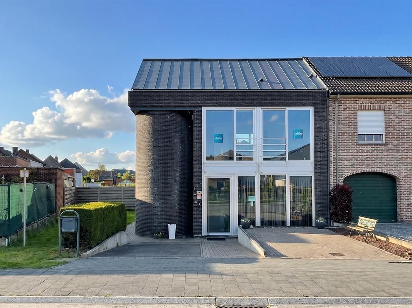 Instapklare moderne HOB met tuin, 4 slaapkamers en 2 badkamers.<br />
Indeling:  gelijkvloers: inkomhal, hal, 3 slaapkamers, badkamer, toilet, waspla