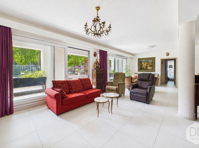 Dit appartement van circa 96 m² bevindt zich op de eerste verdieping en is bereikbaar met een gedeelde lift. De entreehal geeft toegang tot een woonka