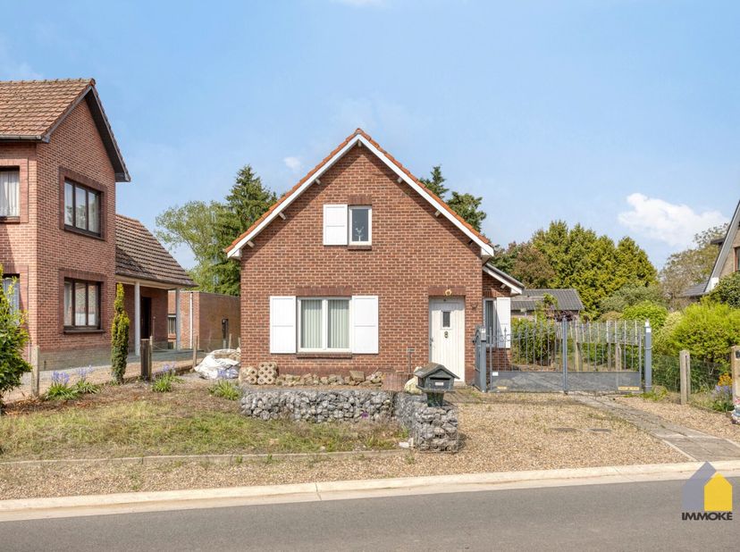 OMSCHRIJVING:<br />
- GELIJKVLOERS: Inkomhal met trap naar de verdieping, woonkamer (5,39 x 3,15 m), eetkamergedeelte (3,36 x 3,33 m), keuken (4,04 x