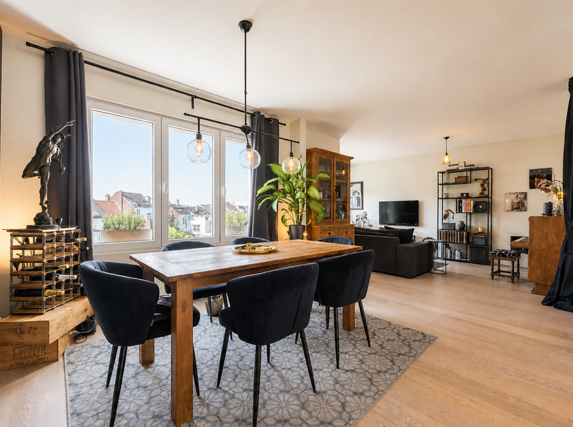 Dit stijlvol en lichtrijk appartement werd met veel zorg ingericht en afgewerkt met hoogwaardige, kwalitatieve materialen. Dankzij de doordachte indel