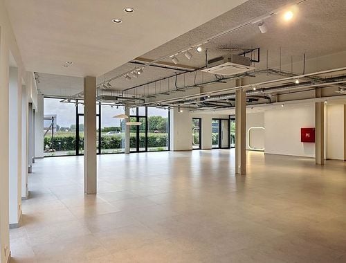                                         Immeuble de bureaux à louer à Mullem, € 5.200
