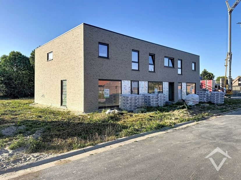 Deze nieuwbouwwoning bestaat uit: inkomhal - toilet - living - keuken - berging - wasplaats - terras - tuin - tuinhuis - autostaanplaats - nachthal -