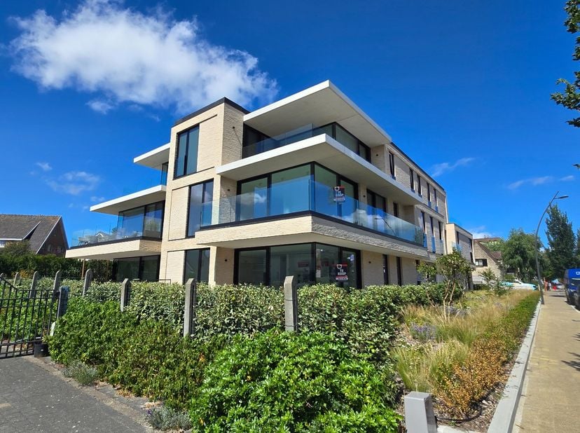 Groot gelijkvloers 3 slpk appartement in de residentie Parelduiker te Sint-Idesbald.<br />
Het appartement omvat inkomhal met vestiaire en wc, 3 slaap