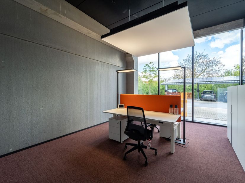 In het nieuwe bedrijvencentrum V.Futurum zijn er verschillende kantoorruimtes beschikbaar van 14,8m² tot 28m². Dankzij de goede ligging aan de Rijkswe