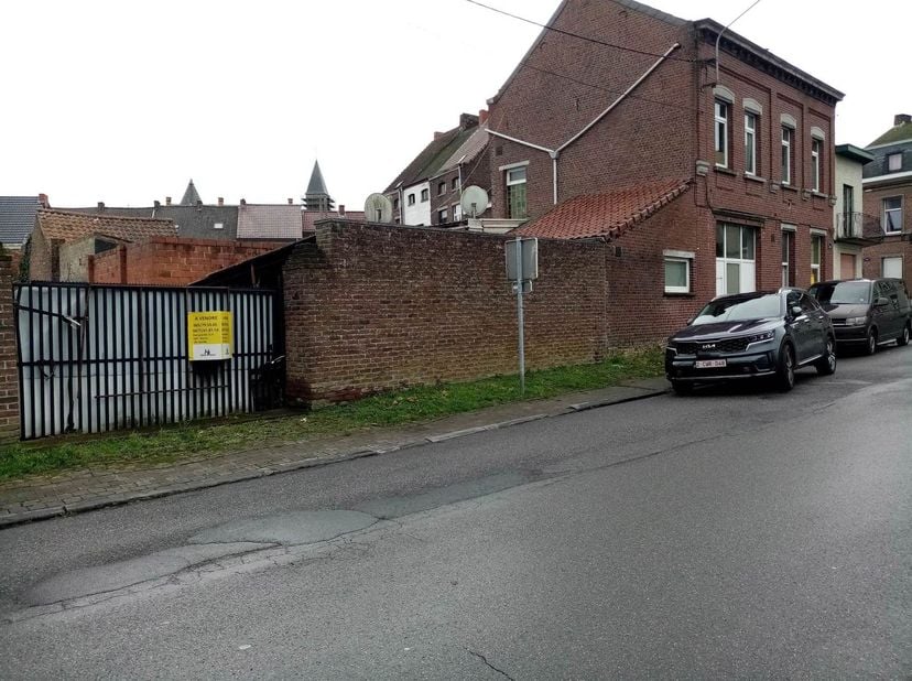 Immeuble très bien situé ( proche de la gare et toutes commodités, école, etc..) offrant une superficie exploitable de plus de 200m2 avec un terrain a