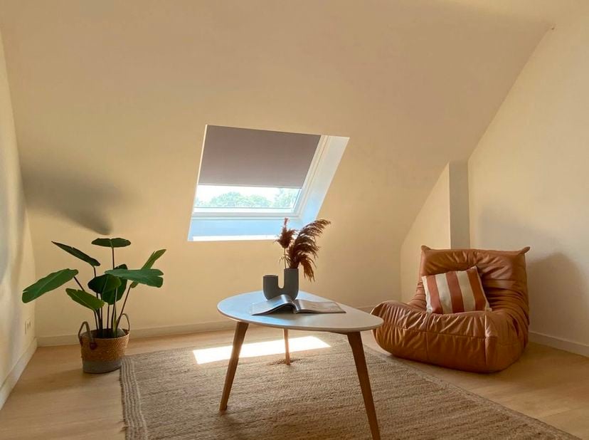 Deze volledig gerenoveerde studio bevindt zich in de Lucas de Heerestraat, een centrale en gegeerde ligging in Gent. Dankzij de vlotte bereikbaarheid