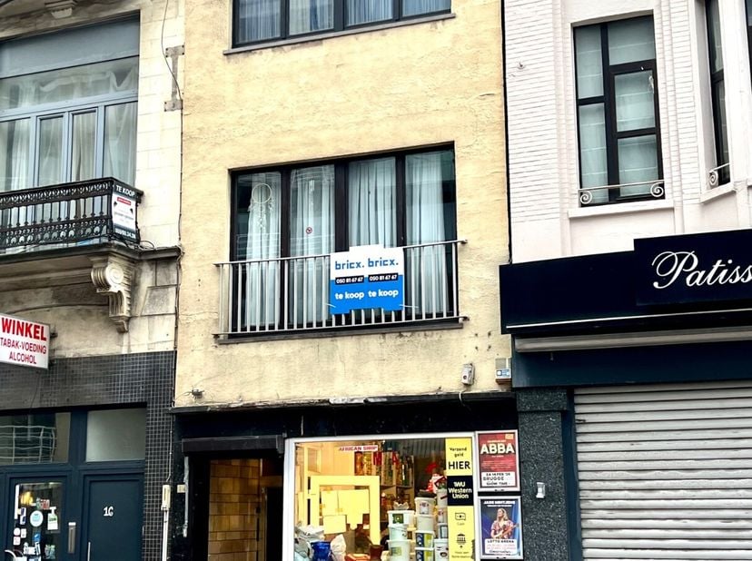 Op het gelijkvloers bevindt zich een polyvalente handelsruimte , momenteel verhuurd als winkel,<br />
Dankzij de uitstekende zichtlocatie en de vlotte