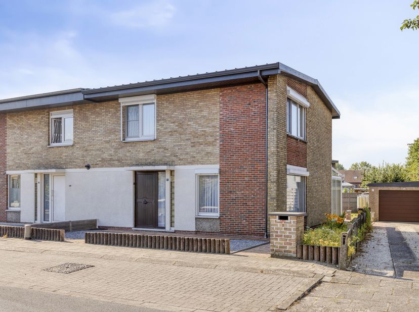 Deze perfect onderhouden woning met 3 slaapkamers, op een zuid-gelegen perceel van ongeveer 348m², is gelegen te Mol-Ginderbuiten op een boogscheut va