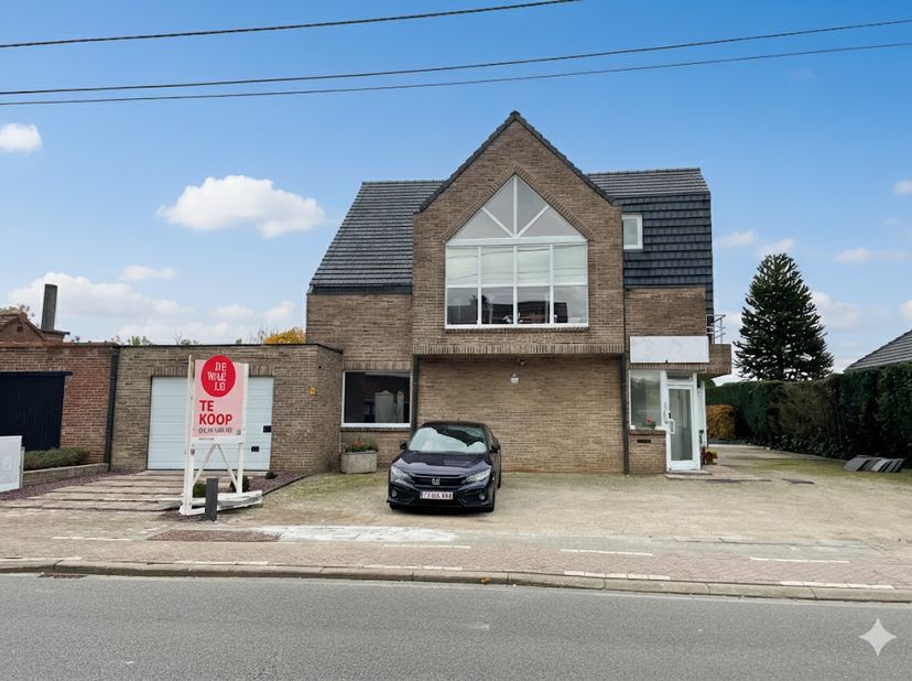 Bent u op zoek naar een huis met een grote ruimte voor een praktijk, kantoor of handelszaak?  Lees dan zeker alle info op dewaele.com of bel naar 03/2