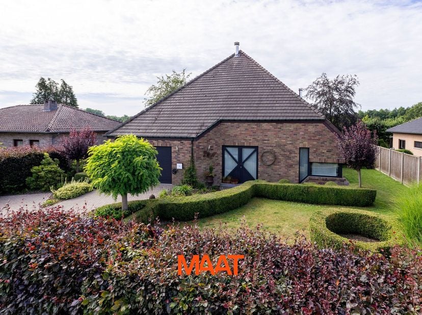 In een doodlopende straat in het groene Heultje (Westerlo) vindt u deze verzorgde gezinswoning op een perceel van 764 m². Hier geniet u van absolute r