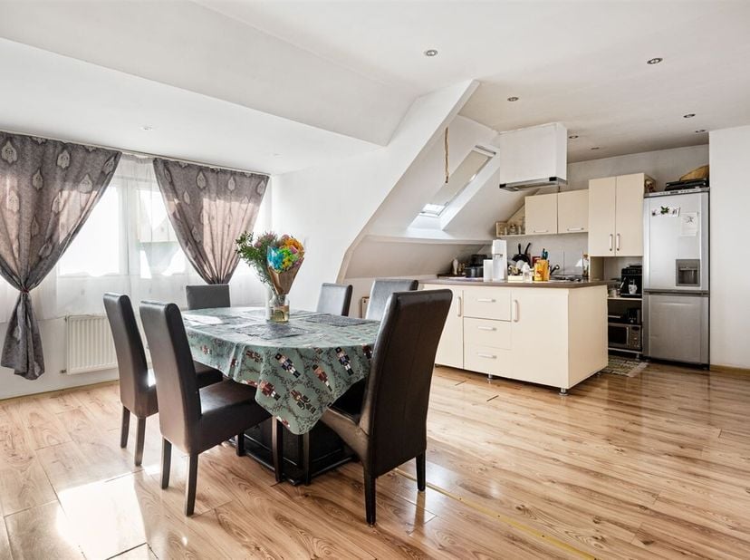 Ruim dakappartement gelegen op strategische locatie te Brecht!<br />
Tweede verdieping<br />
De tweede verdieping is als volgt ingedeeld. Een (gemeens
