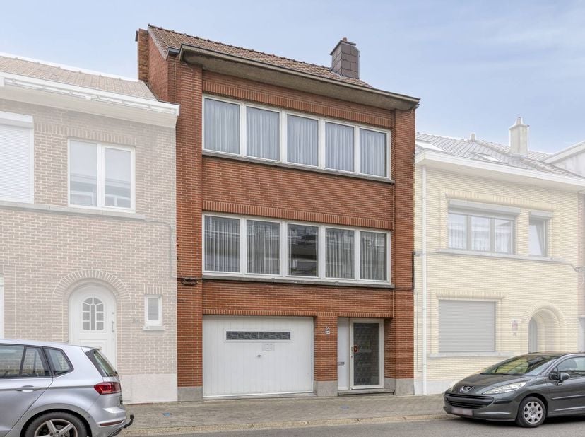 Deze woning vormt de perfecte basis voor wie niet bang is om de handen uit de mouwen te steken. Mits de nodige renovatiewerken tovert u deze authentie