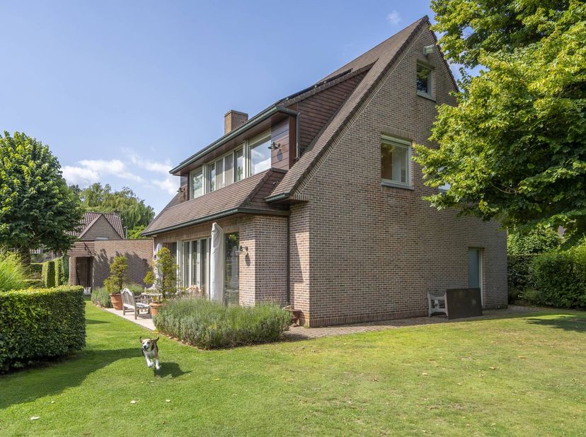 Ben jij op zoek naar een uitzonderlijke villa te koop in Kortrijk? Deze unieke woning in de Avondzonweg 8 combineert luxe, comfort en energiezuinig wo