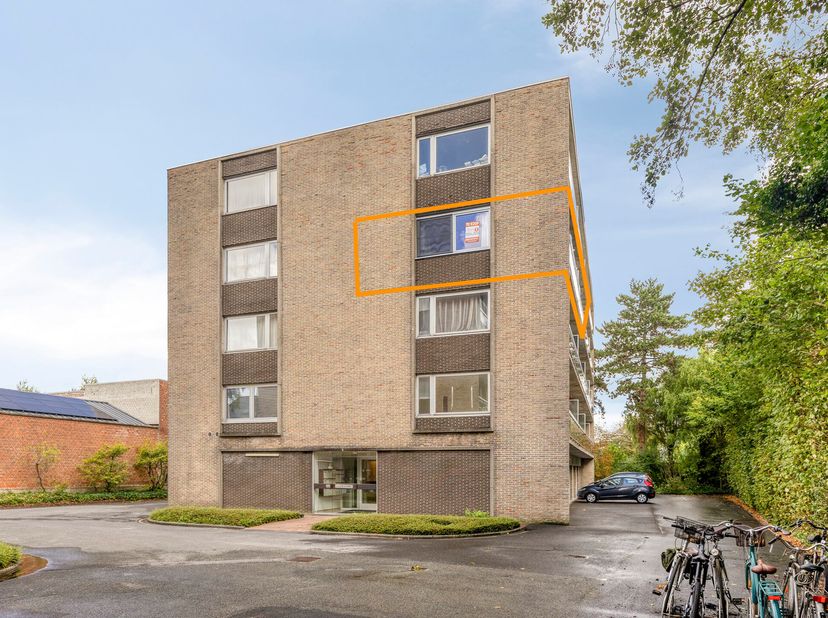 Rustig gelegen, met zicht op het GROEN, bevindt zich deze lichtovergoten studio (3°V) met ZONNETERRAS en GARAGEBOX.&amp;nbsp; Deze goed onderhouden &amp;amp;