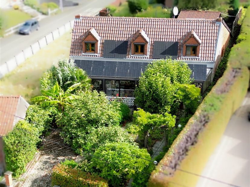 À Frasnes-lez-Anvaing, découvrez cette maison 4 façades proposée en viager occupé avec un bouquet de 90.000 € et une mensualité de 850 € sur 20 ans. D