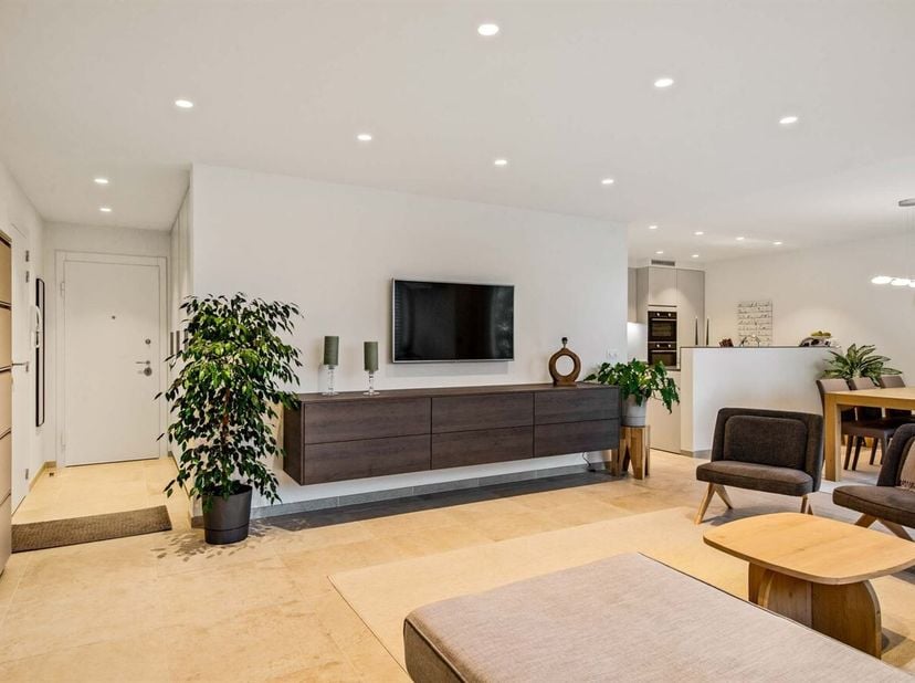 Gerenoveerd appartement met 1 slaapkamer en terras te koop!<br />
Ligging:<br />
Dit instapklare appartement bevindt zich op het Rucaplein in Wilrijk,
