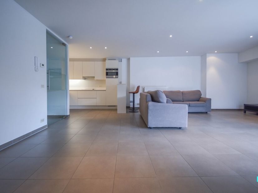 Dit aantrekkelijk appartement bevindt zich op de eerste verdieping van residentie 'Astrid', pal in het centrum van Izegem op wandelafstand van diverse
