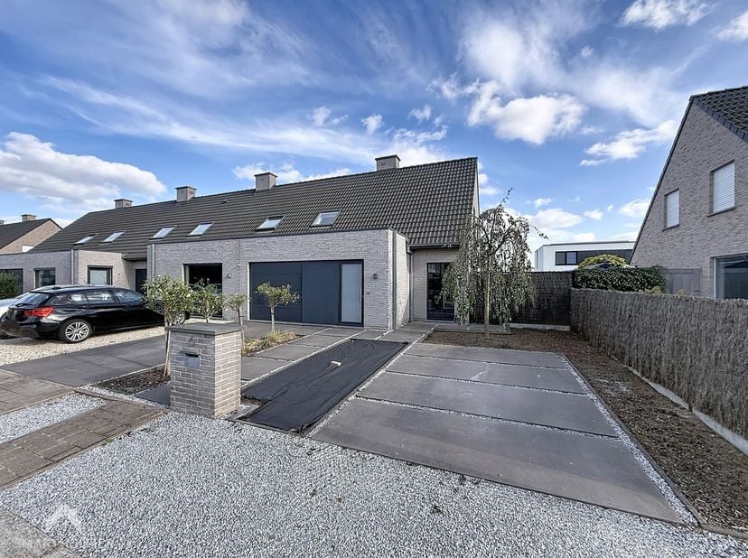 Huis te koop in Razenstraat 6,
                    8791 Beveren