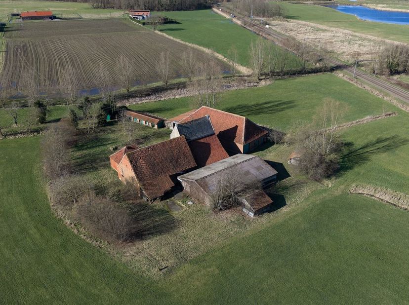 Te renoveren hoeve met bijgebouwen op 30.680m². <br />
De hoeve heeft als bestemming landschappelijk waardevol agrarisch gebied en is opgenomen als bo