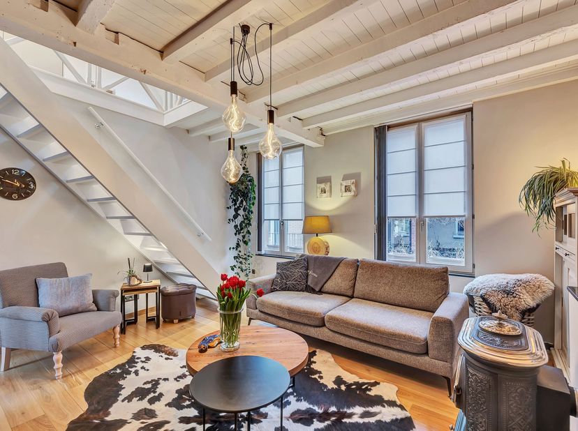Voor meer info of een bezoek, bel 053 59 49 32 - Dit uitzonderlijk duplex appartement is gelegen in de Sint Jorisstraat te Aalst. Het appartement is v
