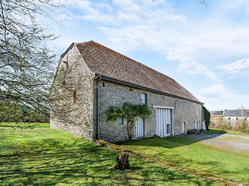 Uitzonderlijke historische hoeve  actieve gîte  10.934 m² in woongebied  Humain (Marche-en-Famenne). <br />
Een zeldzame kans. La Ferme aux Moines  de