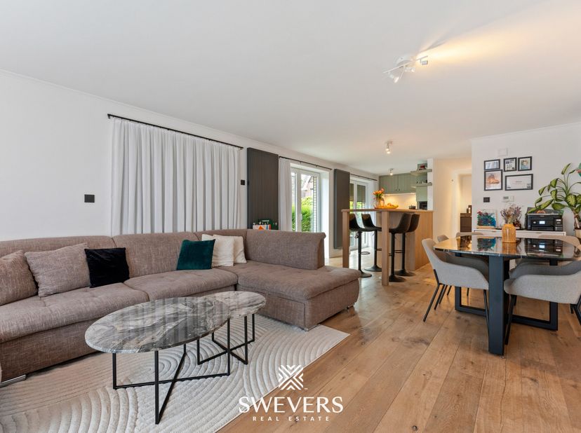 Voor meer info en fotos, surf naar www.swevers.be  In het centrum van Houthalen-Helchteren vindt u dit instapklare gelijkvloerse appartement van 110 m