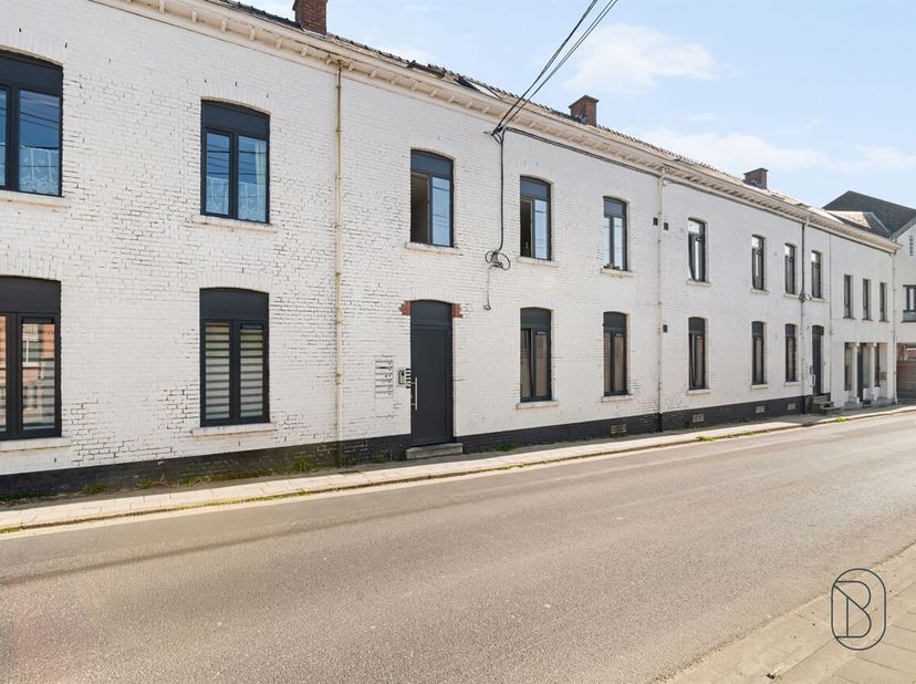 Te koop: opbrengsteigendom met 14 appartementen en handelsruimte in Ellezelles<br />
In het centrum van Ellezelles bevindt zich deze uitzonderlijke op
