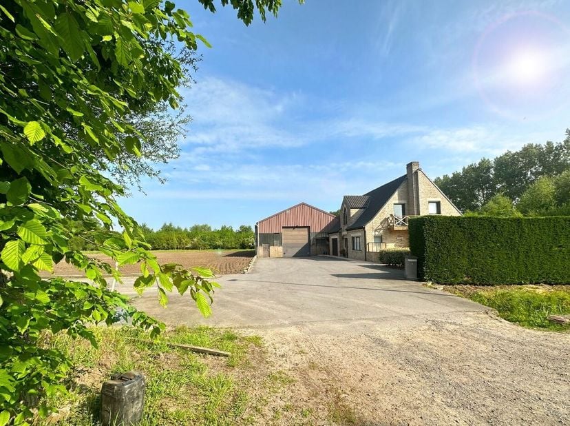 Deze recent gebouwde en uitstekend onderhouden woning met een totale perceeloppervlakte van 18.156 m² is volledig instapklaar en onmiddellijk beschikb