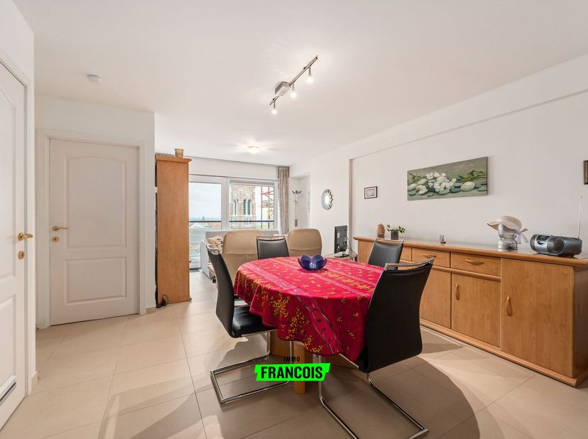 Cet appartement lumineux est situé au 8e étage dune résidence récente et bénéficie dune excellente orientation, ce qui le baigne de lumière naturelle.