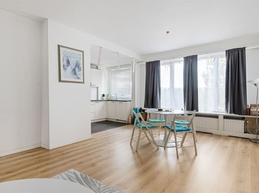 Instapklaar appartement met 2 slaapkamers in Merksem!<br />
Op zoek naar je eerste eigen woning of een slimme investering? Dan mag dit appartement zek