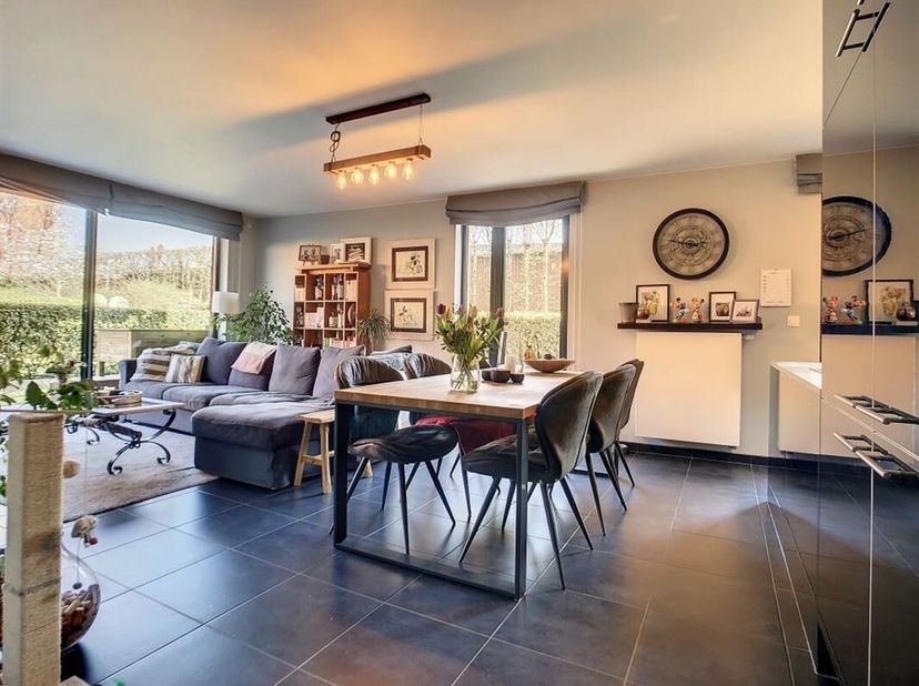 Dichtbij de NATO - In een mooi recent gebouw, prachtig gelijkvloers appartement +/- 90m² bestaande uit een inkomhal met vestiaire, een lichte en mooie