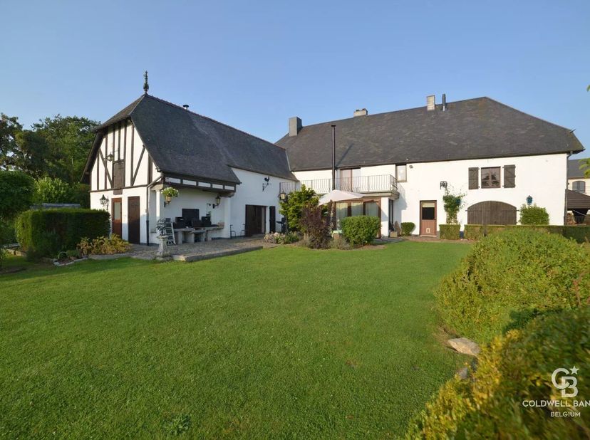 Dans le village natal d'Arthur Masson à quelques minutes de Chimay et de la frontière française, découvrez cet ancien relais de chasse du milieu du XI