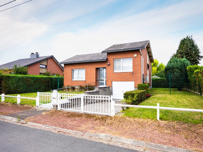Agréable bungalow demi-niveau (+/- 98 m² d'après PEB) 2 chambres, garage et jardin bien située à Oupeye, dans un agréable quartier résidentiel. Il se